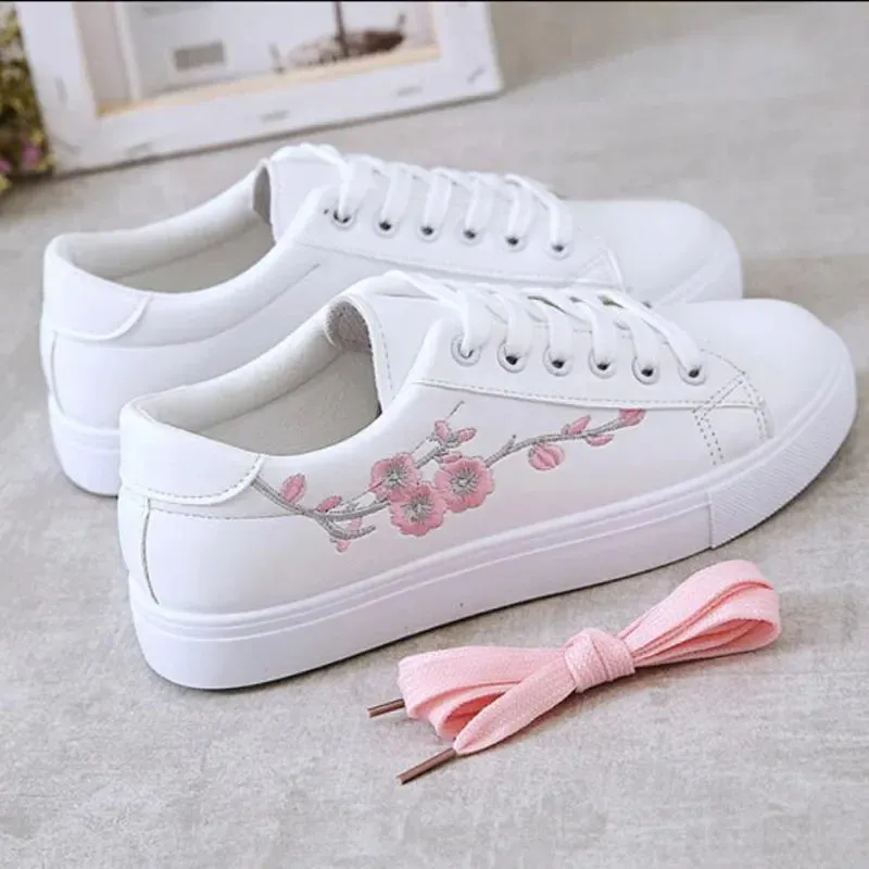 2024 New Fashion White Breathable Women Running Shoes Spring Autumn Embroidered Flower Lace-Up Casual Sneakers Zapatos De Mujer