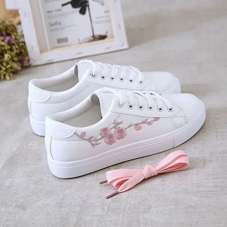2024 New Fashion White Breathable Women Running Shoes Spring Autumn Embroidered Flower Lace-Up Casual Sneakers Zapatos De Mujer